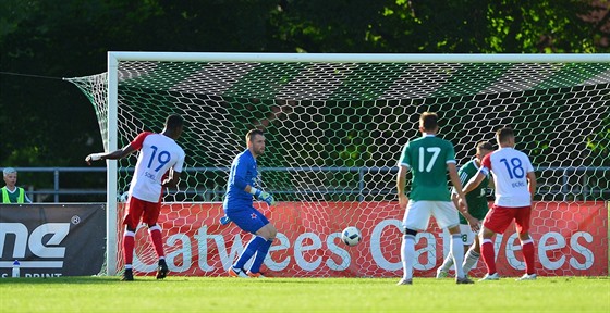 ERVENOBÍLÝ SMUTEK. Fotbalisté Slavie inkasují gól v utkání na hiti Levadie...