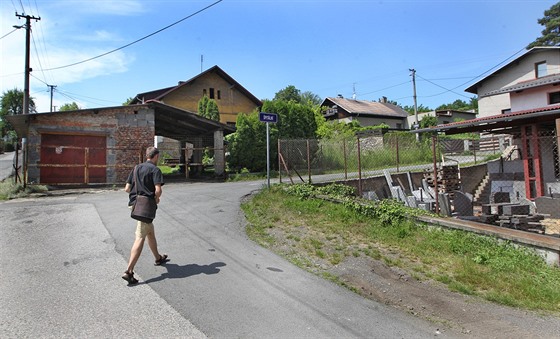 Bývalé hornické kolonie v Ostrav nkde chátrají, jinde se o n lidé starají.