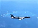 ínský bombardér H-6K nad spornými ostrovy v Jihoínském moi (nedatovaný...