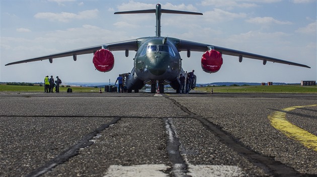 Nový vojenský letoun Embraer KC-390 na letišti Aera vodochody (16.7.2016). Nový vojenský letoun Embraer KC-390 na letišti Aera vodochody (16.7.2016).