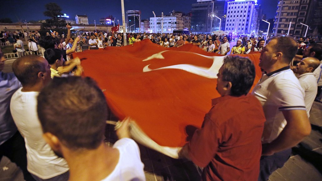 Příznivci tureckého prezidenta Erdogana vyšli do ulic Istanbulu na protest... Příznivci tureckého prezidenta Erdogana vyšli do ulic Istanbulu na protest...