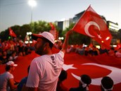 Erdoganovi pznivci u budovy parlamentu v Ankae (16.7.2016).