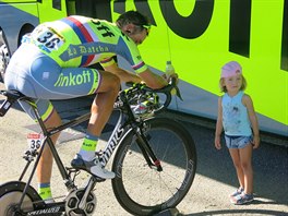 Roman Kreuziger se vyjd po etap v Bernu. Pihl jeho dcera Viktorka.