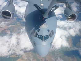 Transportn letoun C-17 Globemaster dopluje palivo za letu bhem leteckch...