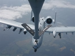 Bitevnk A-10 Thunderbolt americk Nrodn gardy dopluje palivo za letu nad...