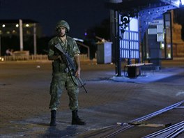 Jeden z tureckch vojk pobl istanbulskho nmst Taksim (15. ervence 2016)