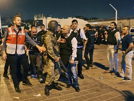 Turecký policejní dstojník (uprosted vpravo) se hádá s vojenským dstojníkem...