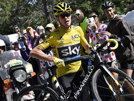 Chris Froome b se svm nefunknm kolem do stoupn na Mont Ventoux.