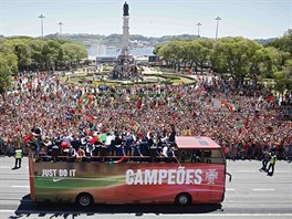 TAK NÁS TADY MÁTE! Portugaltí fotbalisté na cest Lisabonem v oteveném...