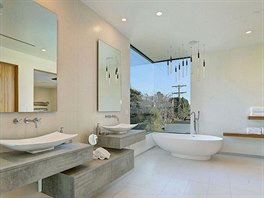 Jedna z pti koupelen má samostatn stojící oválnou vanu s výhledem z rohového...