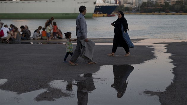 Migranti v eckm pstavu Piraeus. (8. 7. 2016)