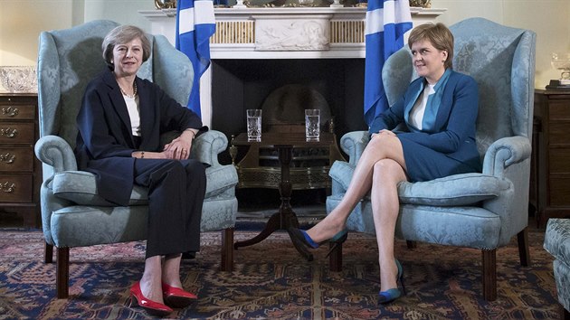 Britská premiérka Theresa Mayová (vlevo) se skotskou první ministryní Nicolou...