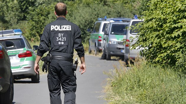 Nmeck policie nedaleko vlaku, kde toil mlad Afghnec sekerou. (19.7.2016)