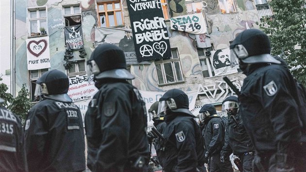V Berln se tvrd stetly radikln levicov skupiny s polici. (9. ervence 2016)
