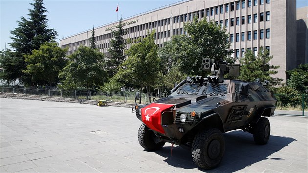 Vozidlo tureckch specilnch jednotek ped justinm palcem v Ankae (18. ervence 2016)
