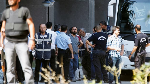 V Turecku po zmaenm pokusu o vojensk pu zaaly masivn istky v policii a armd. (18. ervence 2016)