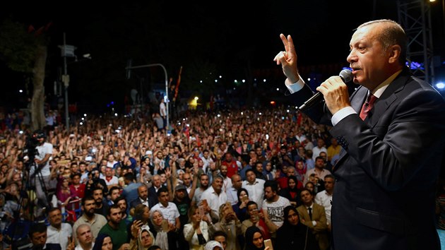 Tureck prezident Erdogan hovo ke svm pznivcm na Taksimskm nmst v centru Istanbulu. (18. ervence 2016)