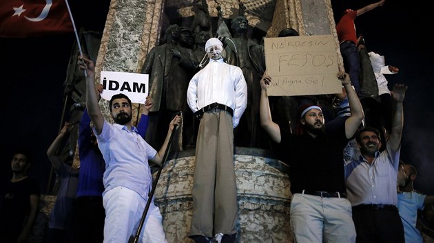 Erdoganovi pznivci v Istanbulu pl figurnu duchovnho Fethullaha Glena. (18. ervence 2016)