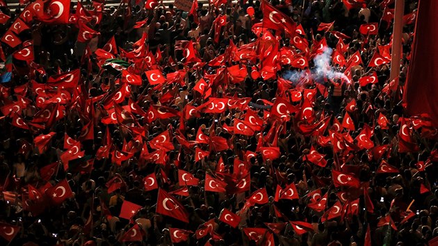 Demonstrace Erdoganovch pznivc v Istanbulu (18. ervence 2016)