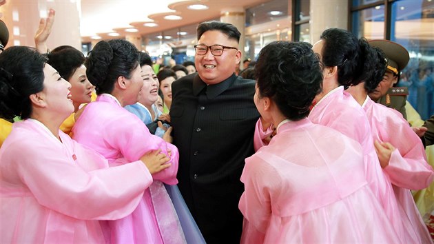 Severokorejsk vdce Kim ong-un v obleen fanynek (16. ervence 2016)