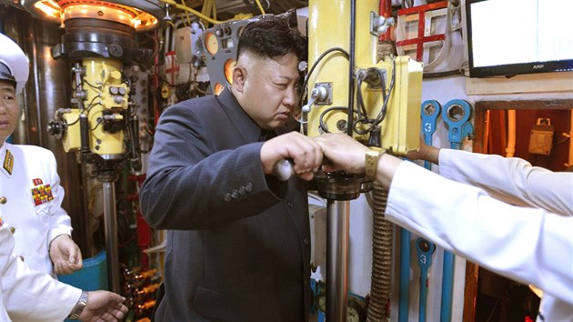 Severokorejsk vdce Kim ong-un na inspekci ponorky (16. ervence 2016)