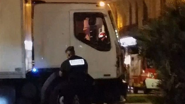 Svdek natoil stelbu policist na nkladn auto v Nice