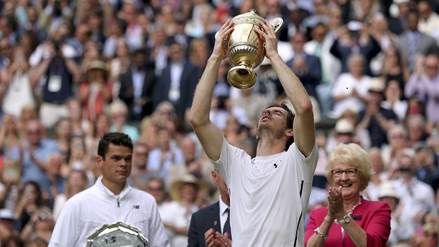 Trofej pro wimbledonskho ampiona pozved Andy Murray, pihl poraen finalista Milos Raonic.
