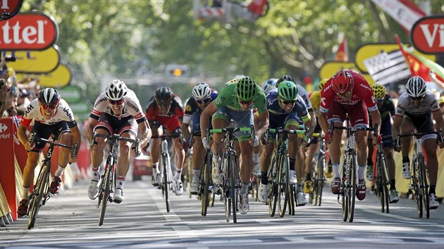Strhujc fini v estnct etap Tour de France.