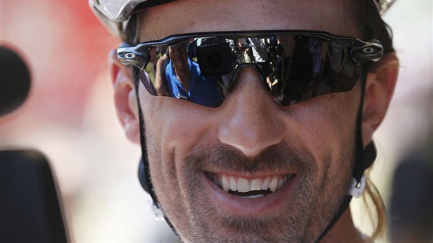 Usmvav Fabian Cancellara ped startem estnct etapy Tour de France.