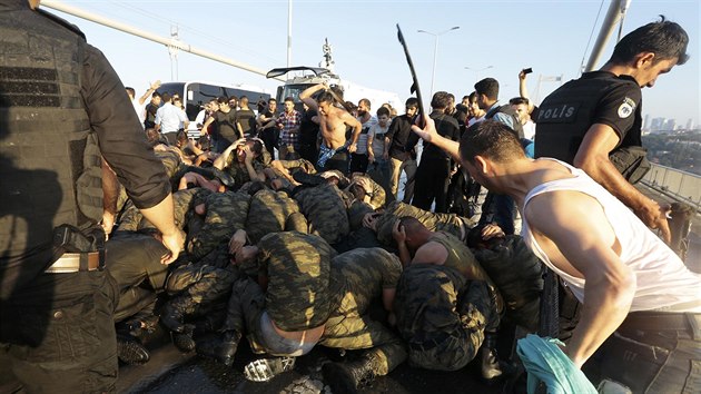 Civilist bij na Bosporskm most v Istanbulu tureck vojky, kte se astnili pokusu o pu. (16. ervence 2016)