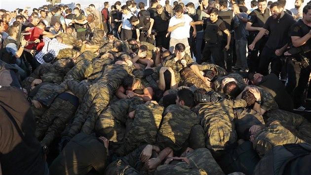 Civilist bij na Bosporskm most v Istanbulu tureck vojky, kte se astnili pokusu o pu. (16. ervence 2016)