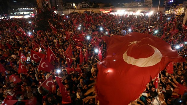 Erdoganovi pznivci demonstruj v Istanbulu(16.7.2016).