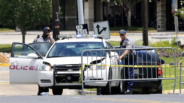 Policejn auta zablokovala st ulice v Baton Rouge, kde byli zasteleni policist (17.7.2016).