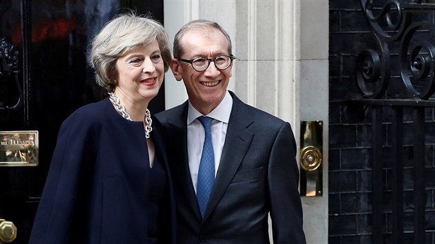 Britsk premirka Theresa Mayov se svm manelem Philipem ped domem v Downing Street 10 v Londn (13.7.2016)