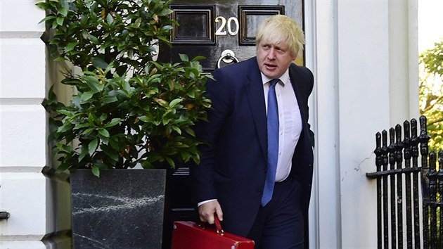 Boris Johnson ped svm domem den pot, co ho premirka Theresa Mayov jmenovala novm ministrem zahrani (14.7.2016)