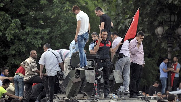 Tureck policista a dal lid na vojenskm vozidle v Ankae.
