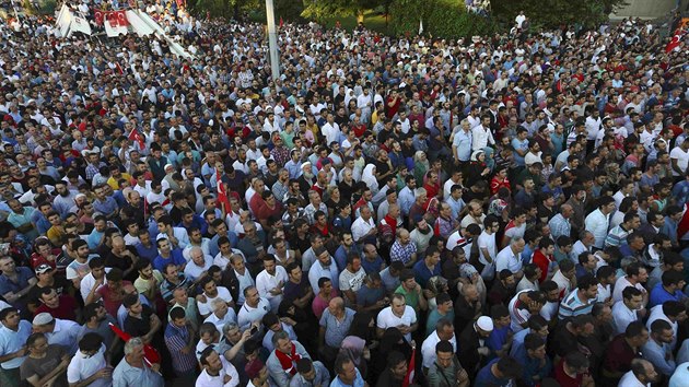 Pznivci tureckho prezidenta Erdogana ped   Ataturkovm letitm v Istanbulu.