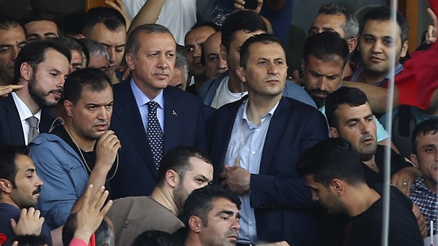 Tureck prezident Erdogan mezi pznivci na  Ataturkov letiti v Istanbulu.