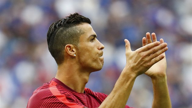 ZATLESKM SI - A JDU NA TO. Cristiano Ronaldo ped finlovm zpasem Eura.