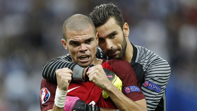 HEZKY! Portugalt fotbalist Pepe a Rui Patrcio slav vtzstv na mistrovstv Evropy.