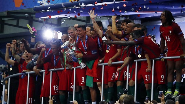 POHR JE N! Portugalt fotbalist s pohrem oslavuj vtzstv na fotbalovm Euru.