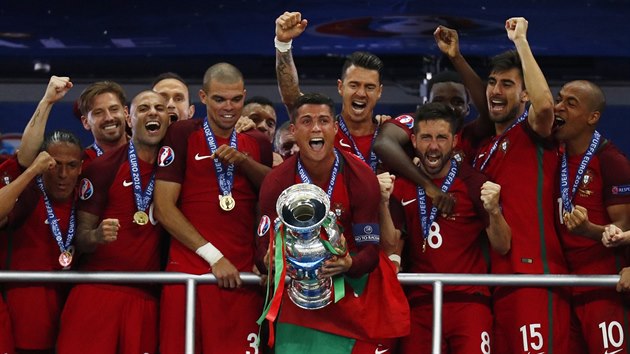 RONALDO A JEHO ZLAT PARTA. Fotbalist Portugalska v ele s Cristianem Ronaldem si uvaj oslavy po vtzstv na mistrovstv Evropy.