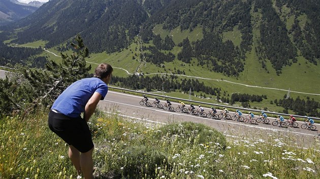 Peloton s vedoucm muem Chrisem Froomem ve lutm bhem devt etapy Tour de France.