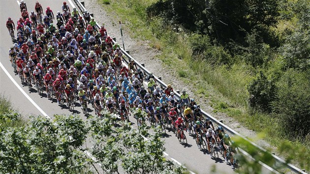 Momentka z krlovsk pyrenejsk etapy Tour de France, ve lutm dresu jede Brit Chrios Froome ze Sky.