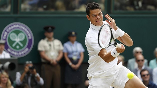 Tenista Milos Raonic ve finle Wimbledonu proti domcmu Andymu Murraymu.