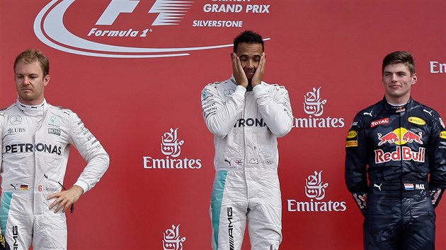 STUPN VTZ. Uprosted nejrychlej mu Velk ceny Britnie Lewis Hamilton, jeho stjov kolega z Mercedesu Nico Rosberg na druhm stupnku (vlevo) a Max Verstappen z Red Bullu na tet pce (vpravo).