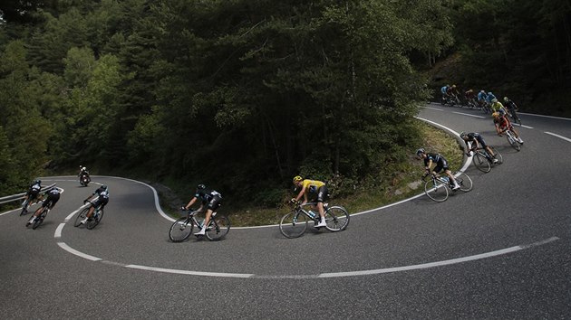 Chris Froome ve lutm dresu sjd pyrenejsk serpentny bhem devt etapy Tour de France.