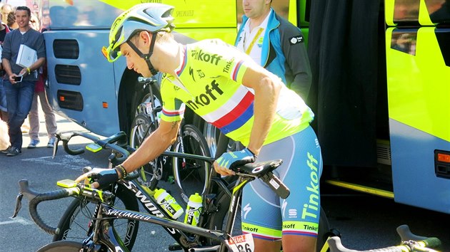 Roman Kreuziger s kolem ped etapou Tour de France.
