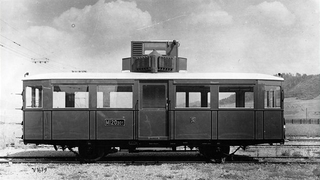 Na motorizaci osobn dopravy SD na loklnch tratch se podlel i podnik Tatra. Napklad motorovch voz ady M 120.3, kterm se pezdvalo Mal vk, bylo vyrobeno v letech 1928 a 1930 27 kus.