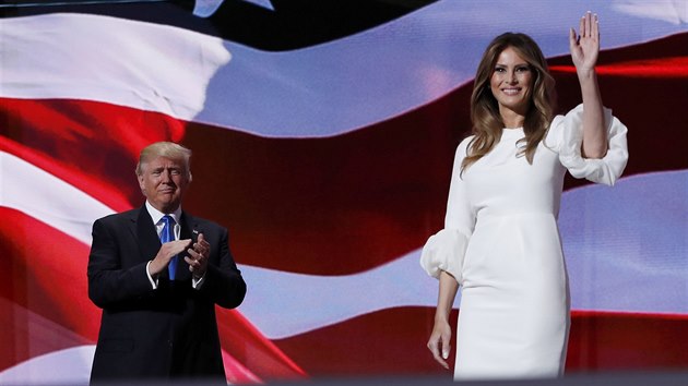 Melania Trumpov na sjezdu republikn v Clevelandu. Na sob mla aty ze svatebn kolekce Roksandy Ilincic, kter se bhem pr hodin po jejm vystoupen vyprodaly. (18. ervence 2016)